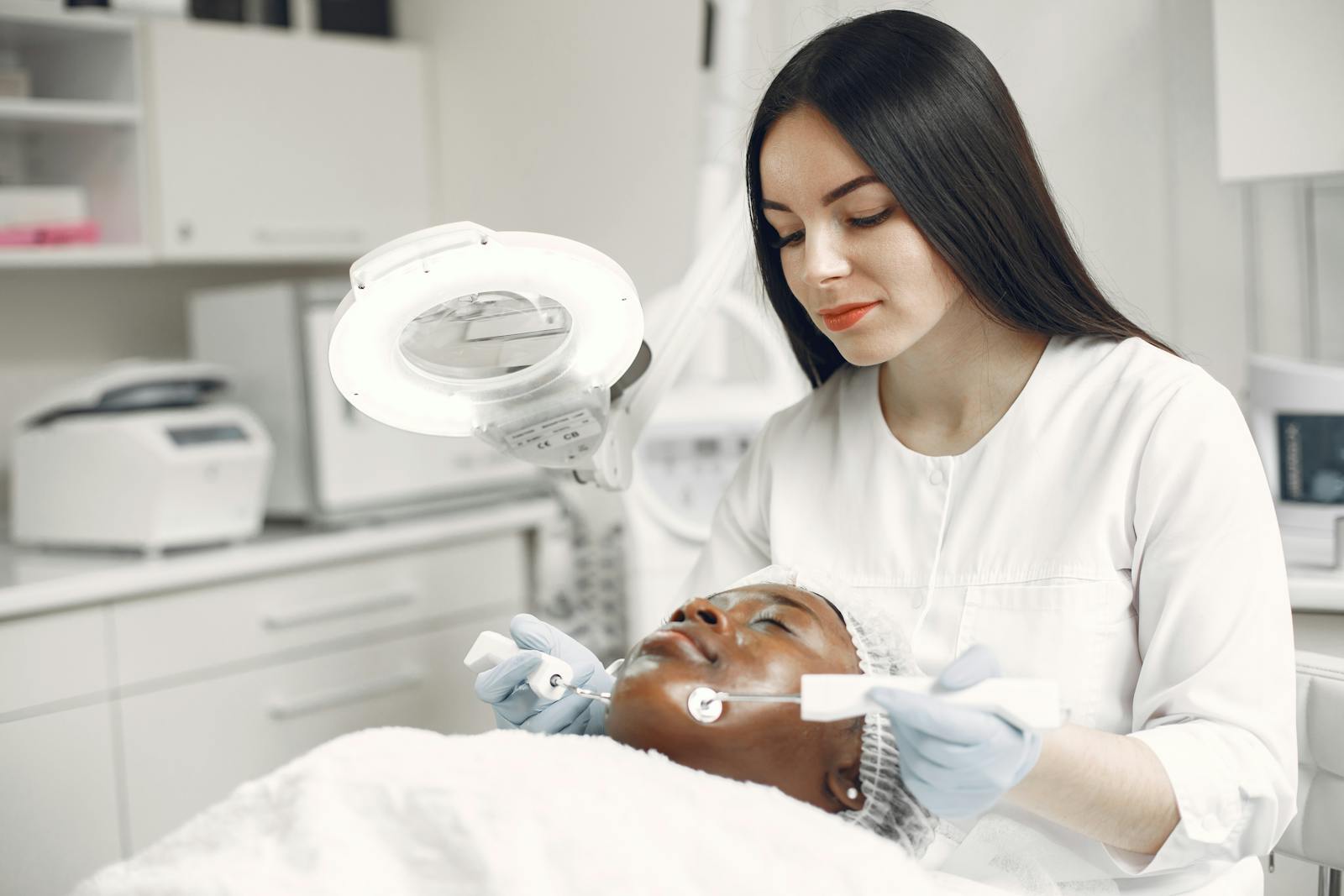 Dermatologista realizando avaliacao clinica de pele