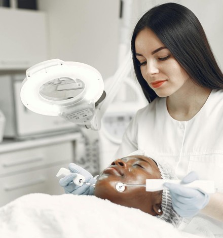 Consulta em oncologia dermatologica para triagem de pele