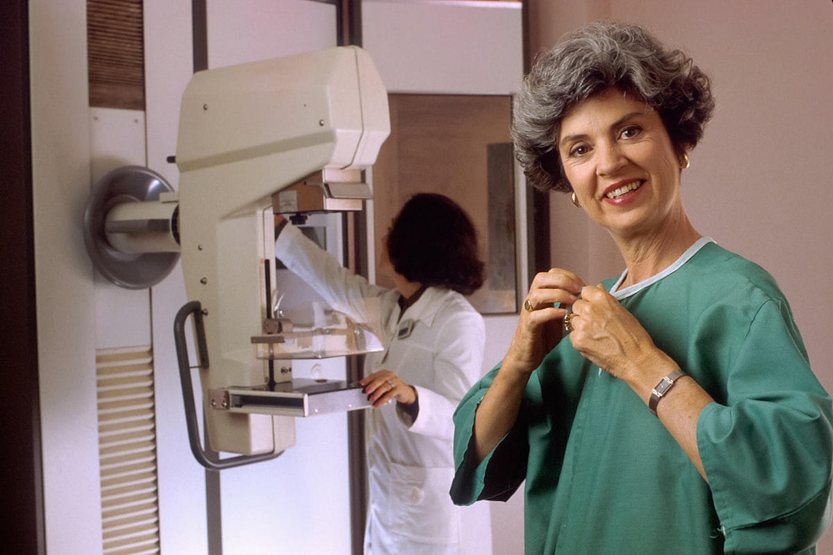 Profissional de saude orientando exame de mamografia
