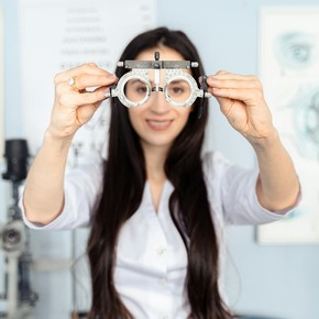 Atendimento em saude da visao com equipe especializada